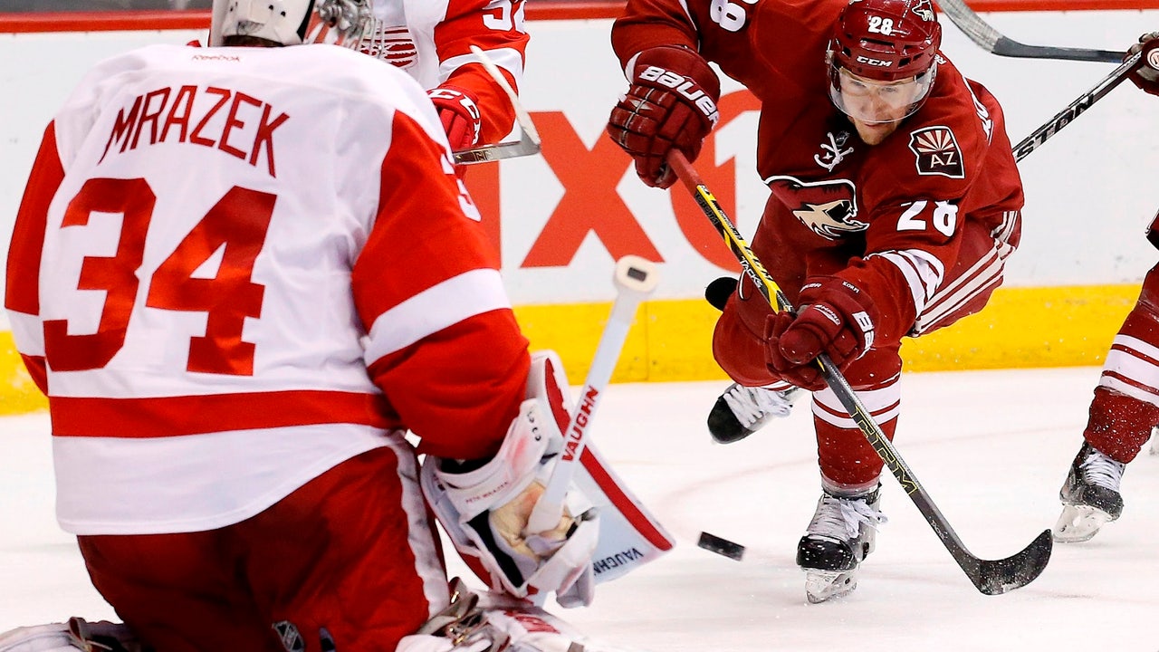 Mrazek, Red Wings stymie Coyotes